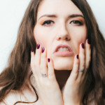 【『梅雨の時期の顔のかゆみ』原因と対策。】